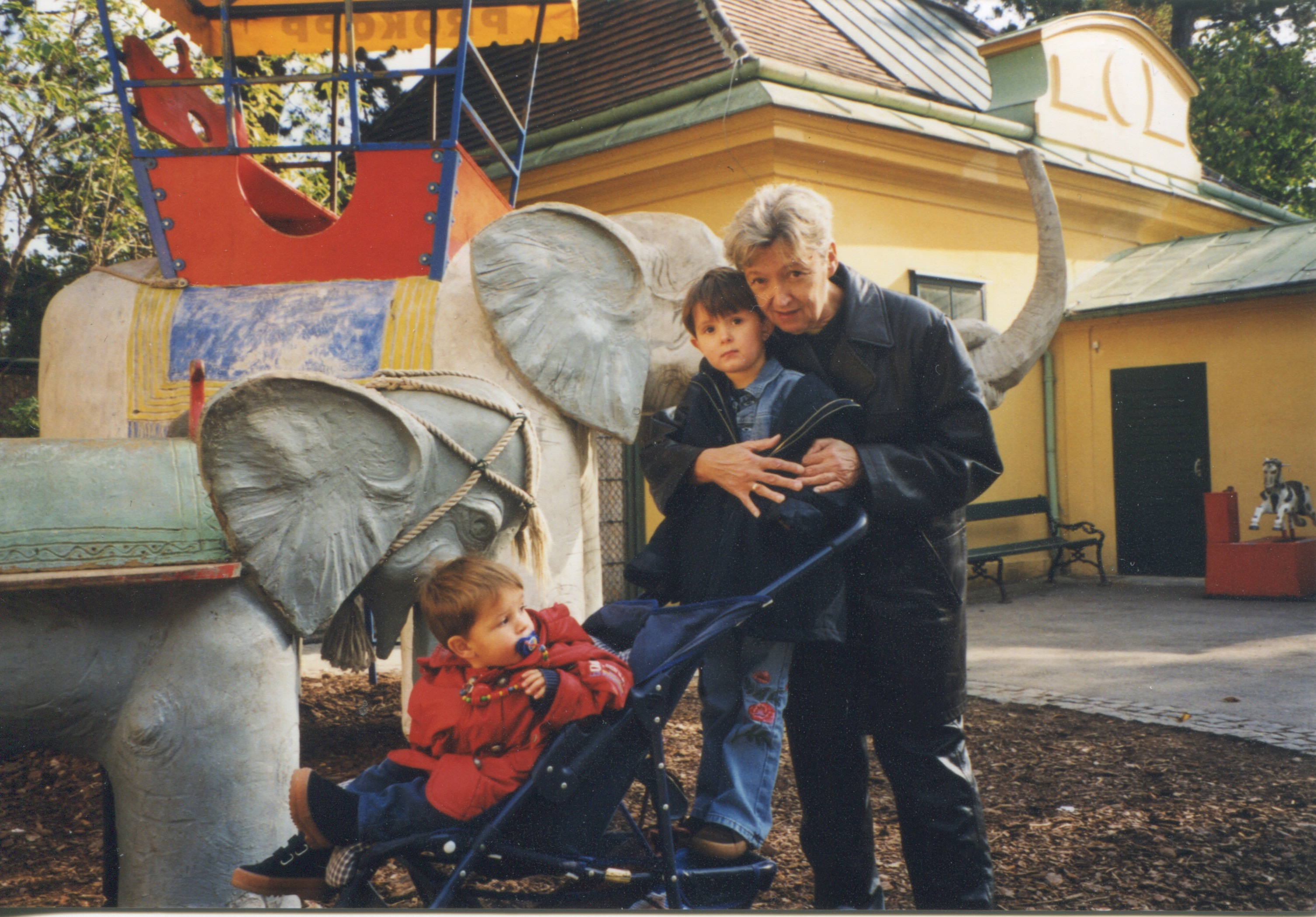 Christine und Enkel in Schönbrunn